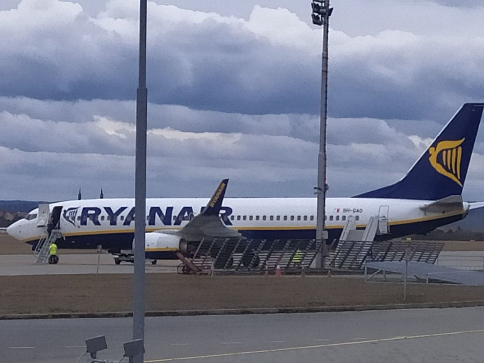 Ostře sledované letadlo společnosti Ryanair dosedlo na brněnském letišti 15 minut po středečním poledni.