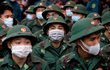 Vietnamští vojáci už mají taky v povinnostech nosit roušku