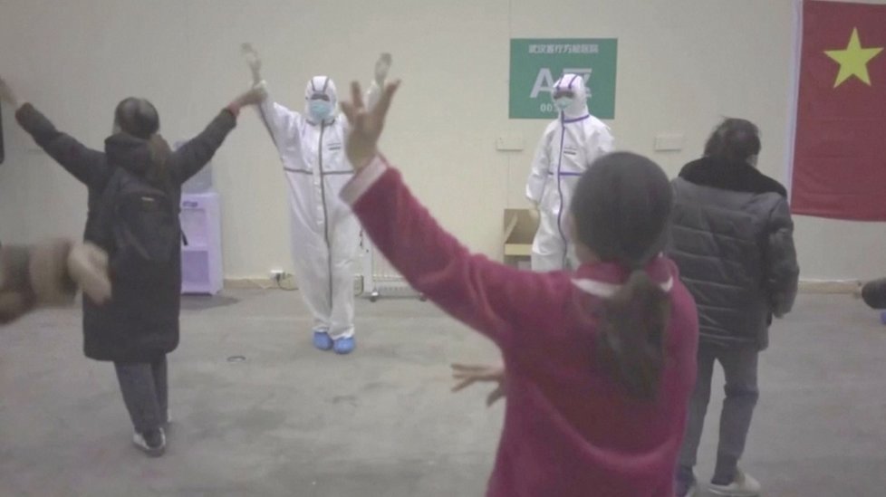 Číňané tancují v ohnisku nákazy Wu-chan populární píseň Red flowers  - video pobavilo uživatele internetu