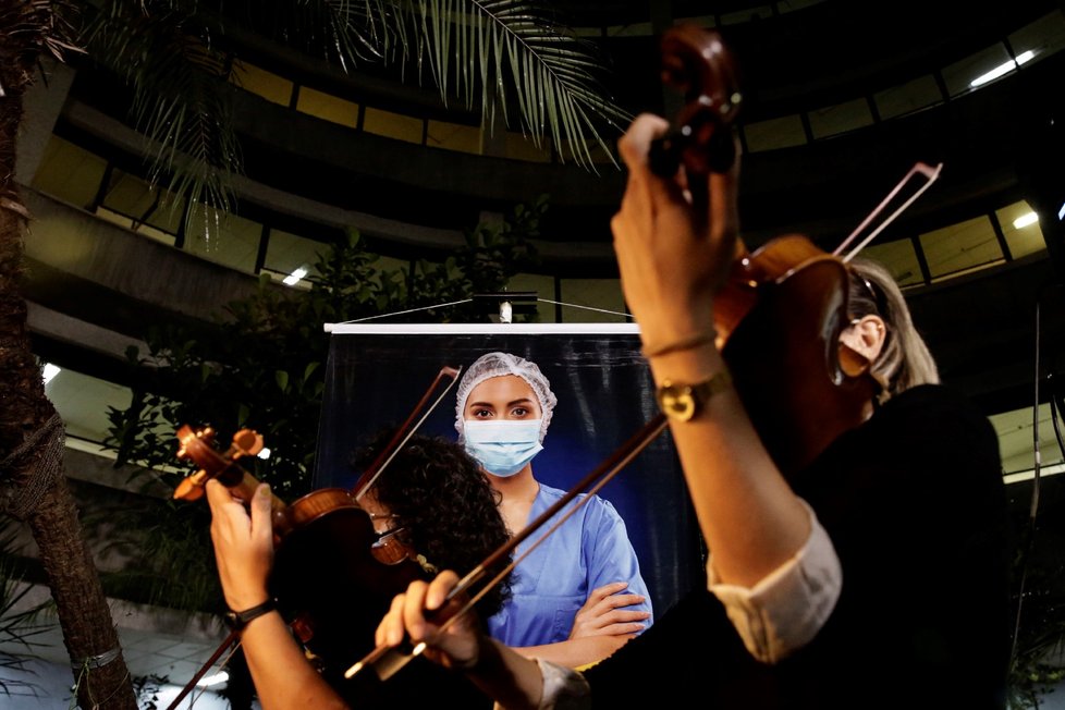 Koronavirus v Brazílii: Orchestr zahrál personálu nemocnice v hlavním městě Brasílii. Živě hráli z parku před špitálem