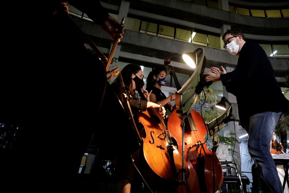 Koronavirus v Brazílii: Orchestr zahrál personálu nemocnice v hlavním městě Brasílii. Živě hráli z parku před špitálem