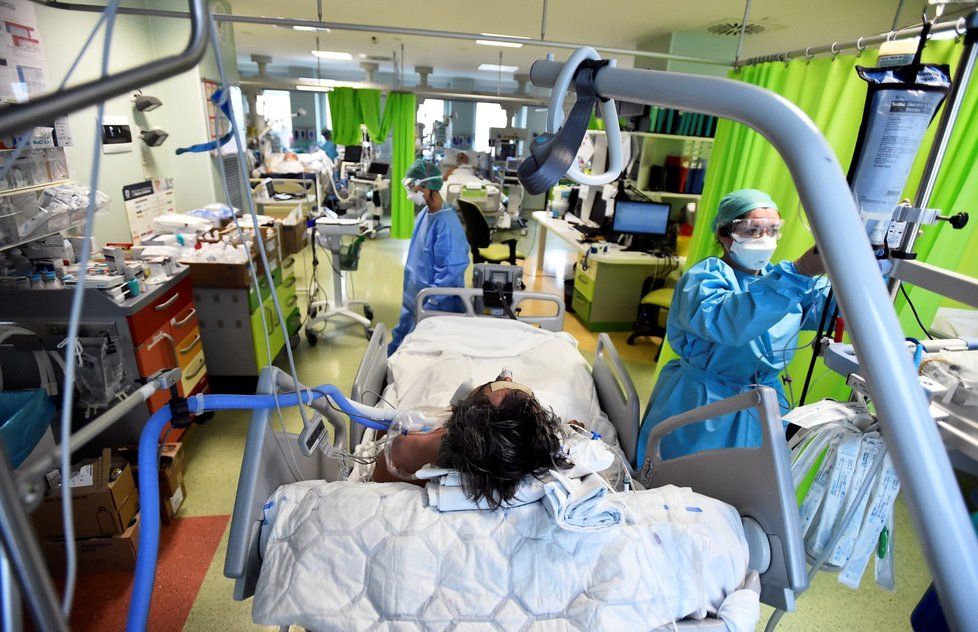 Koronavirus v Itálii: Snímky z nemocnic ukazují, že epidemie opětovně nabírá na síle (14. 11. 2020).