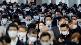 Koronavirus v Japonsku: Přeplněné stanice metra