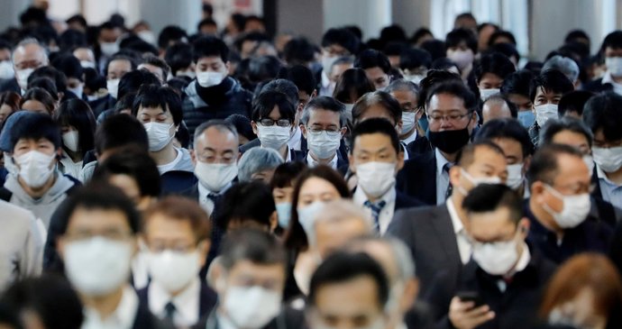 Koronavirus v Japonsku: Přeplněné stanice metra
