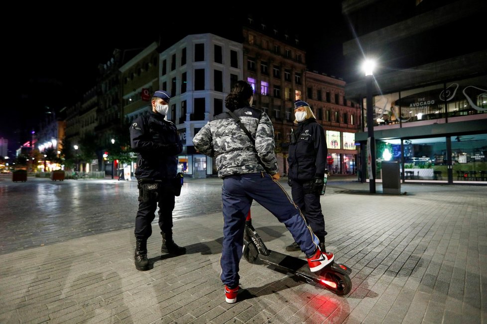 Koronavirus v Belgii: Policisté vyrazili do ulic Bruselu, aby kontrolovali dodržování zákazu vycházení (20.10.2020)
