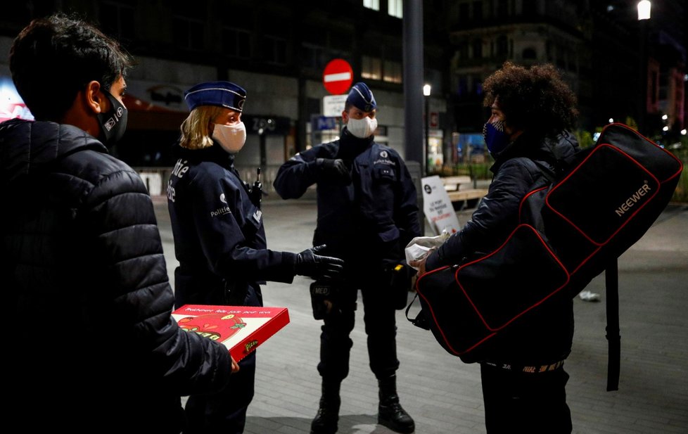 Koronavirus v Belgii: Policisté vyrazili do ulic Bruselu, aby kontrolovali dodržování zákazu vycházení (20.10.2020)