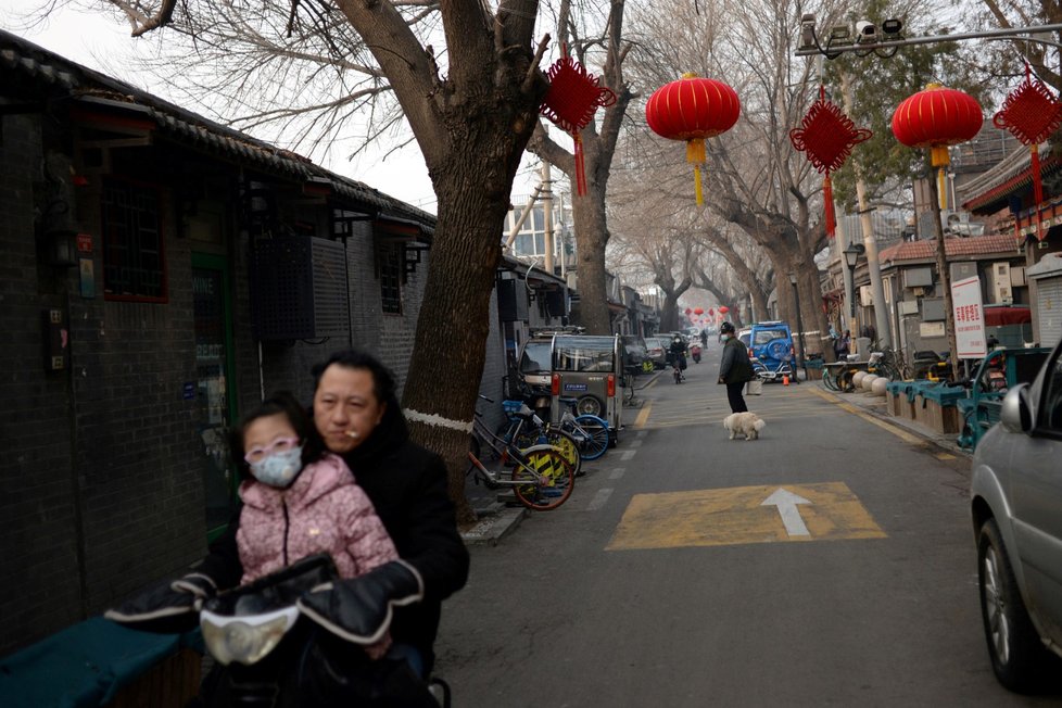 Čína je sice v kleštích koronaviru, přesto se lidí nebojí bavit - akorát že u toho mají roušky