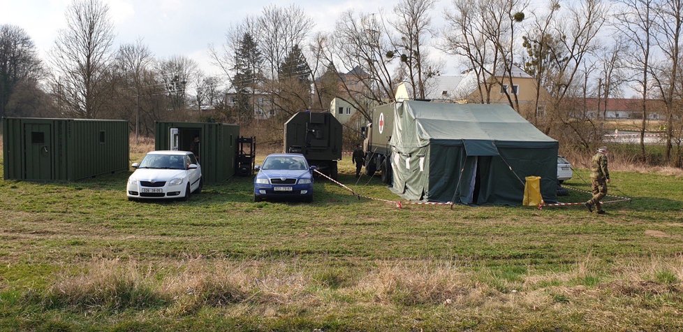 Armáda pomáhá u Litovle. Posiluje policii, provádí lékařská vyšetření.