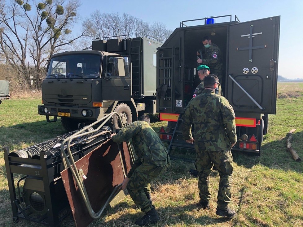 Armáda pomáhá u Litovle. Posiluje policii, provádí lékařská vyšetření.