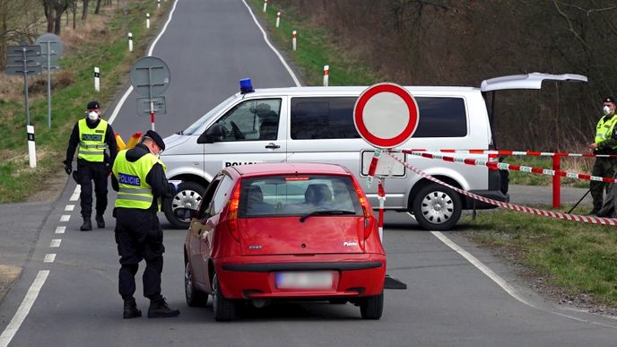 Policie a armáda střeží hranice zakázané karanténní zóny na Litovelsku a Uničovsku.