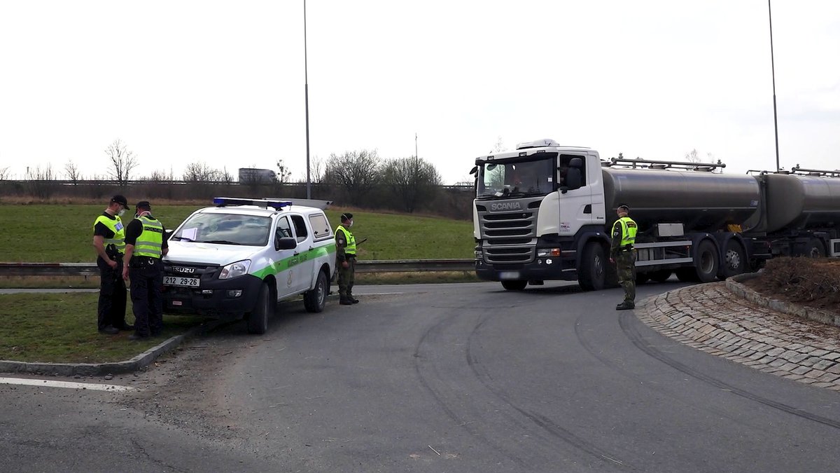 Policie a armáda střeží hranice zakázané karanténní zóny na Litovelsku a Uničovsku.