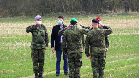 Policie a armáda střeží hranice zakázané karanténní zóny na Litovelsku a Uničovsku.