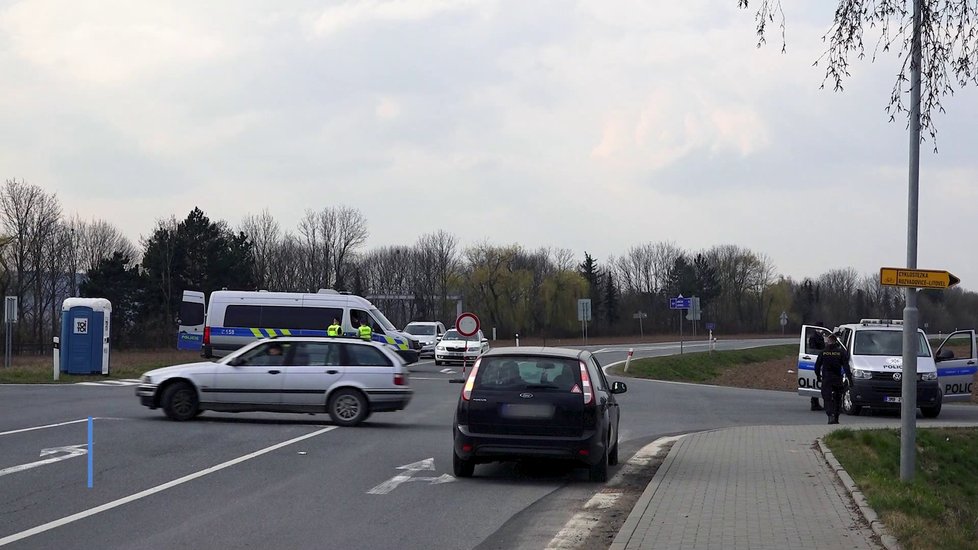 Policie a armáda střežila hranice zakázané karanténní zóny na Litovelsku a Uničovsku.