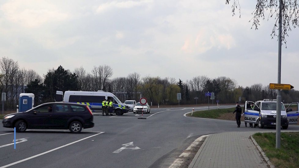 Policie a armáda střeží hranice zakázané karanténní zóny na Litovelsku a Uničovsku.