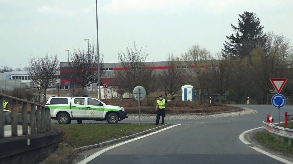 Policie a armáda střeží hranice zakázané karanténní zóny na Litovelsku a Uničovsku.