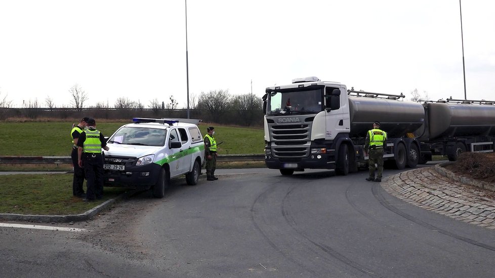 Policie a armáda střeží hranice zakázané karanténní zóny na Litovelsku a Uničovsku.