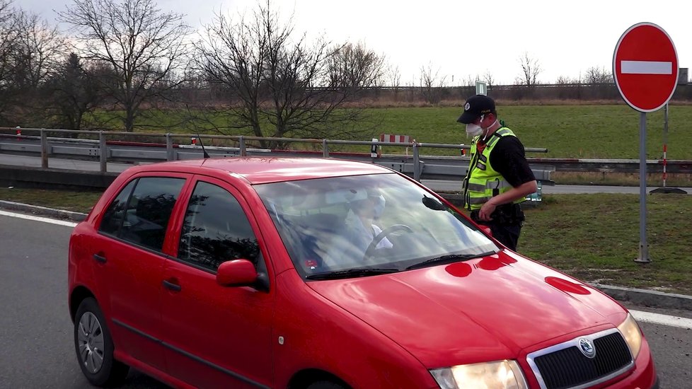 Policie a armáda střežila hranice zakázané karanténní zóny na Litovelsku a Uničovsku.