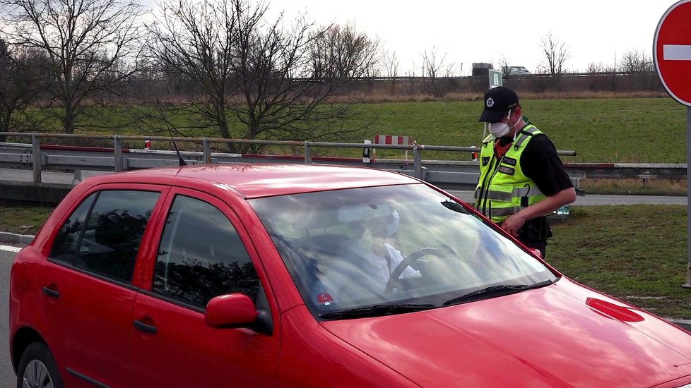 Policie a armáda střežila hranice zakázané karanténní zóny na Litovelsku a Uničovsku.