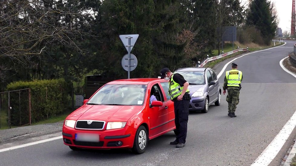 Policie a armáda střežila hranice zakázané karanténní zóny na Litovelsku a Uničovsku.