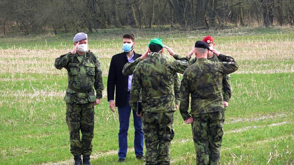 Policie a armáda střežila hranice zakázané karanténní zóny na Litovelsku a Uničovsku.