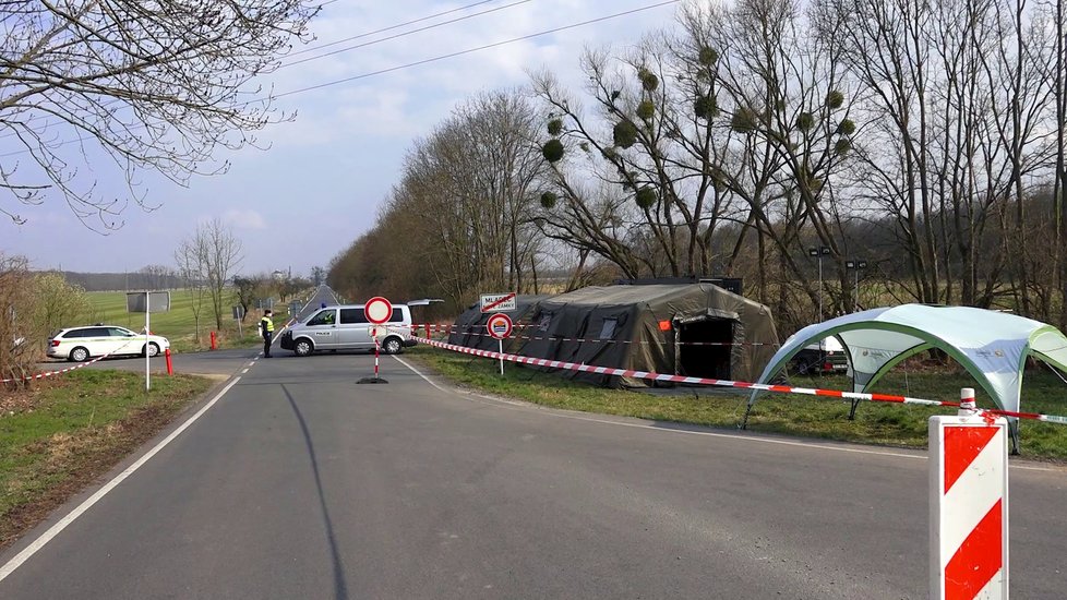 Policie a armáda střeží hranice zakázané karanténní zóny na Litovelsku a Uničovsku.