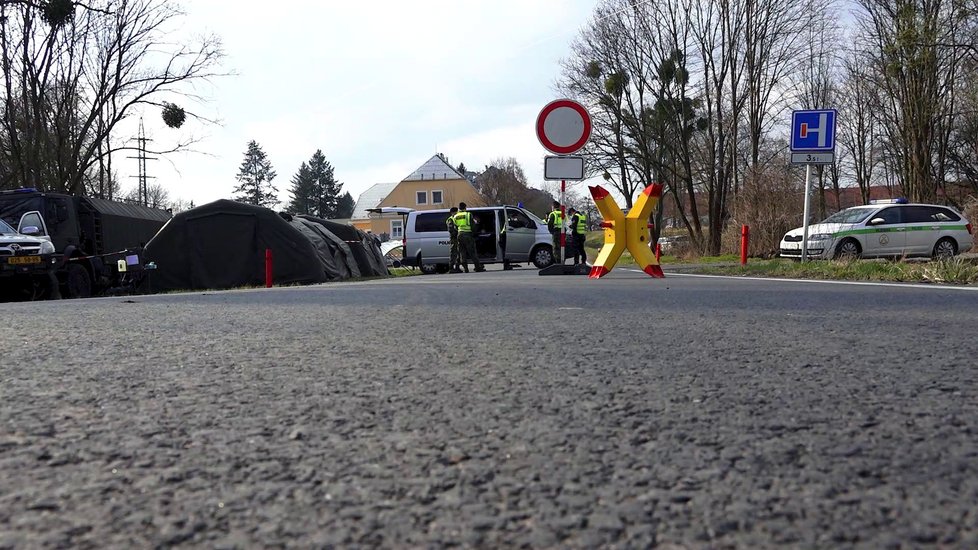 Policie a armáda střeží hranice zakázané karanténní zóny na Litovelsku a Uničovsku.