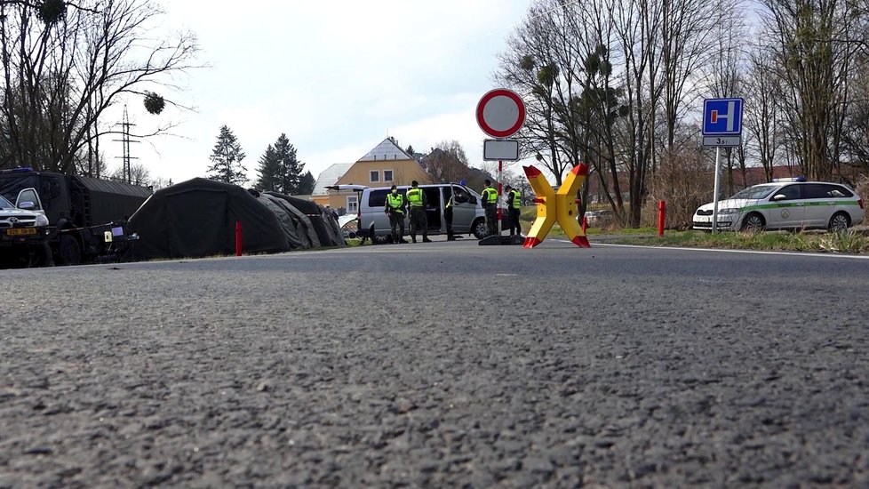 Policie a armáda střeží hranice zakázané karanténní zóny na Litovelsku a Uničovsku.