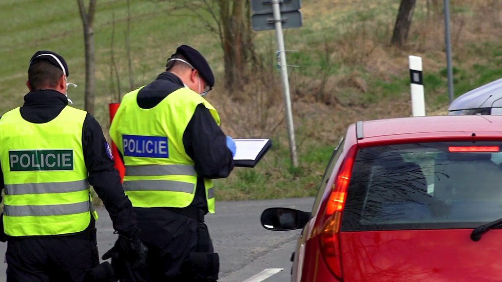 Policie a armáda střeží hranice zakázané karanténní zóny na Litovelsku a Uničovsku.