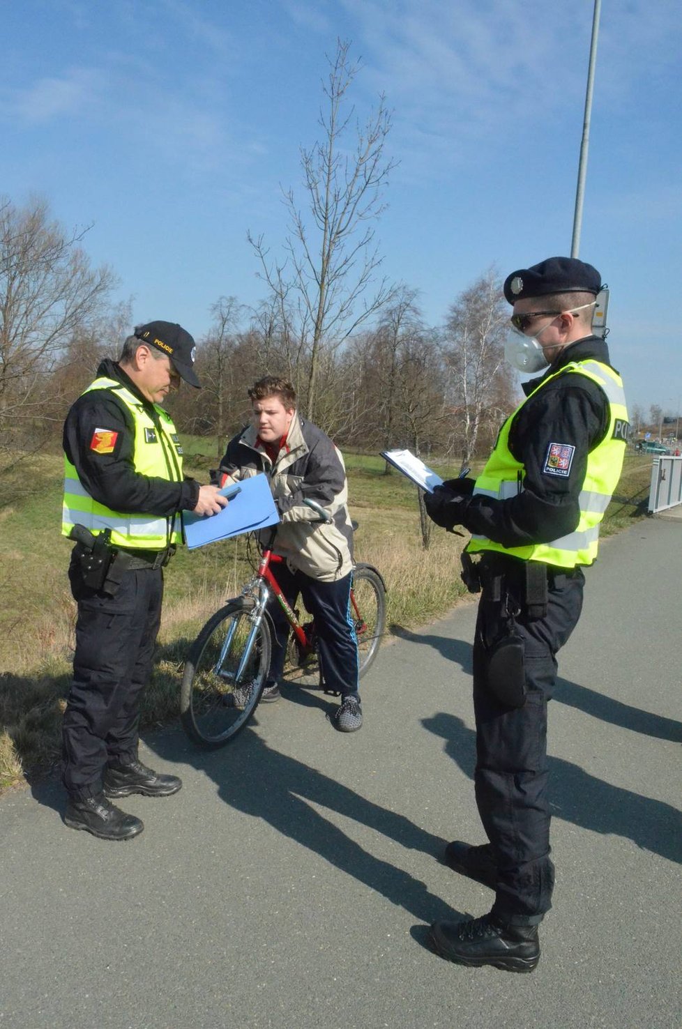 Vstup do zakázané  oblasti stále pečlivě  kontrolují policisté.