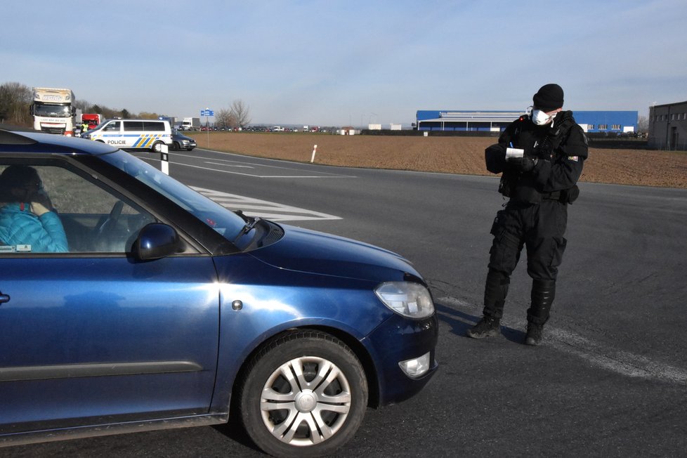 Vstup do zakázané  oblasti stále pečlivě  kontrolují policisté.