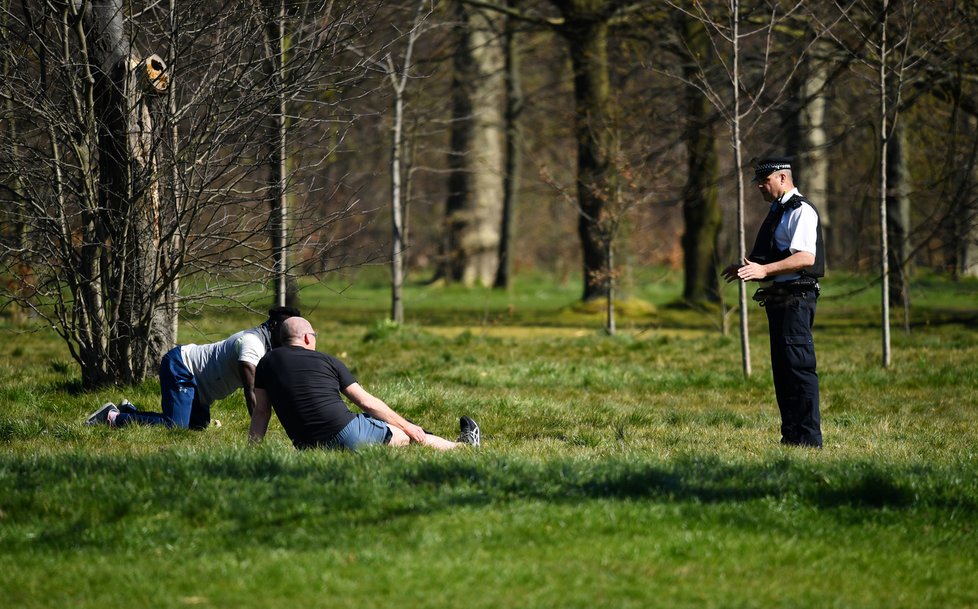 Londýňané využili slunečného počasí ke slunění. (5. 4. 2020)