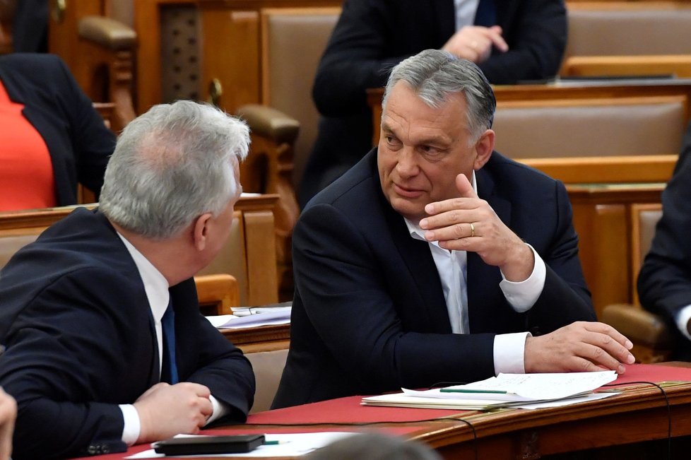 Premiér Viktor Orbán v Maďarsku prosadil posílení moci vlády (30. 3. 2020).