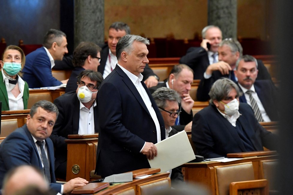 Premiér Viktor Orbán v Maďarsku prosadil posílení moci vlády (30. 3. 2020)