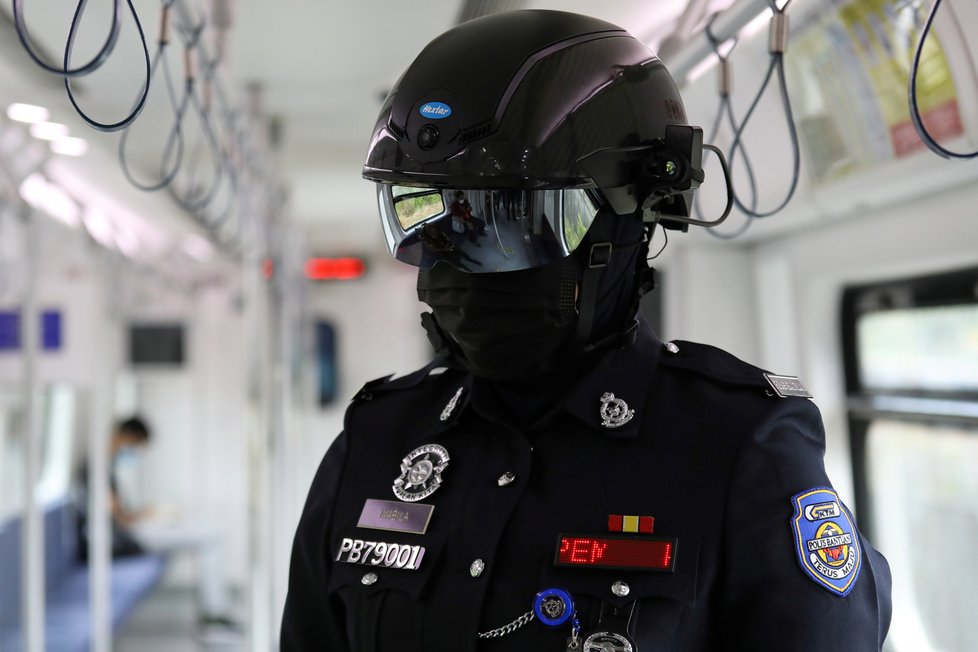 Koronavirus v Malajsii: Policie dostala nové &#34;chytré&#34; helmy s přenosnou termokamerou.