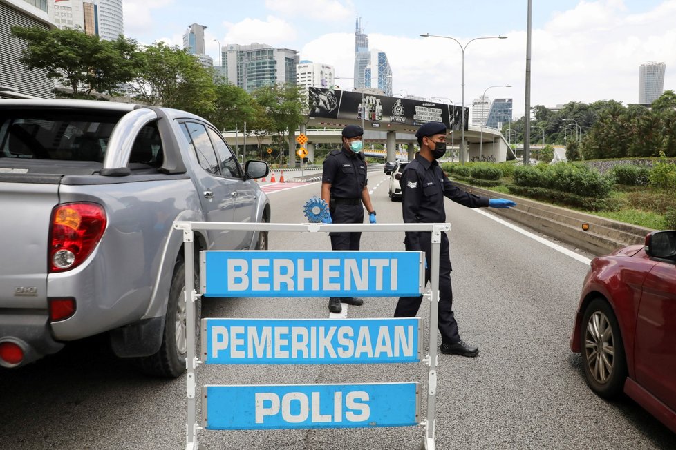 Na malajsijské město Kuala Lumpur byl uvalen tvrdý lockdown, policisté kontrolují všechny, kdo chtějí překročit hranice obce.