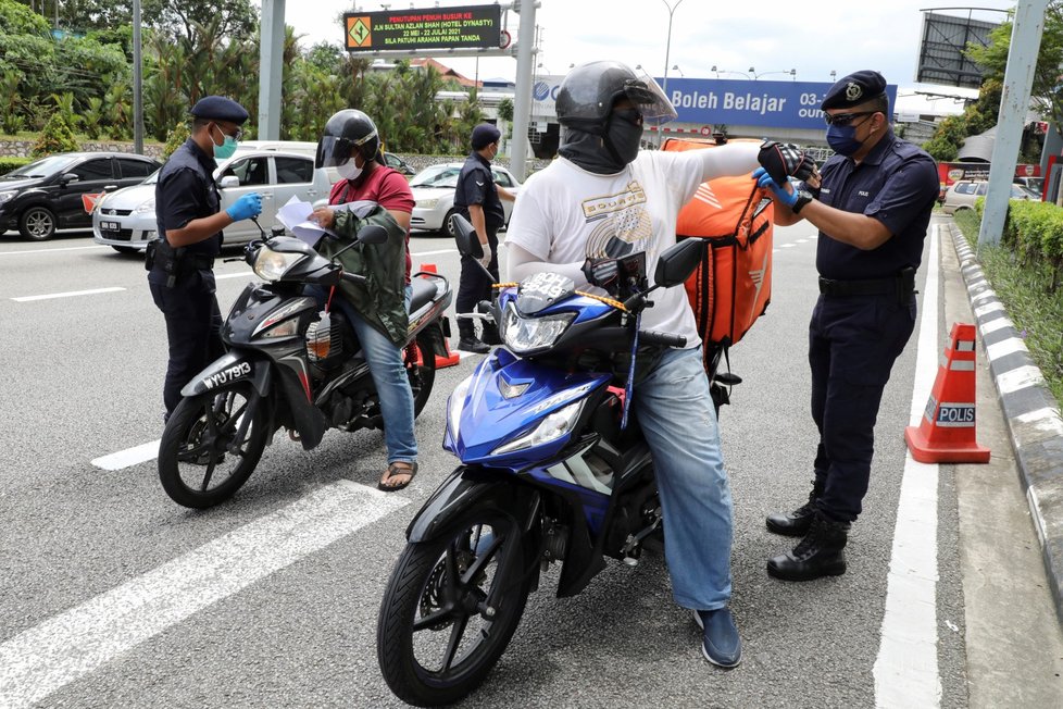 Na malajsijské město Kuala Lumpur byl uvalen tvrdý lockdown, policisté kontrolují všechny, kdo chtějí překročit hranice obce.