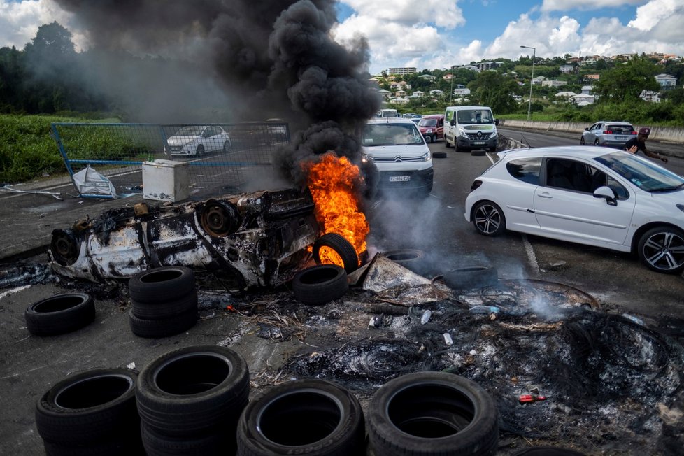 Lidé protestující proti koronavirovým omezením na ostrově Martinik rabovali obchody a zapalovali barikády.