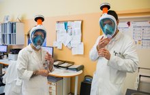 Češi si pomohli po svém: Potápěcí maska jako nejlepší ochrana lékařů!