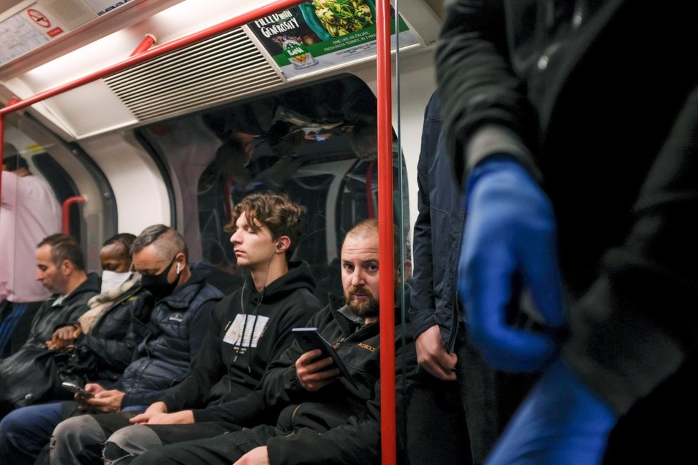 Londýnské metro po uvolnění opatření kvůli koronaviru