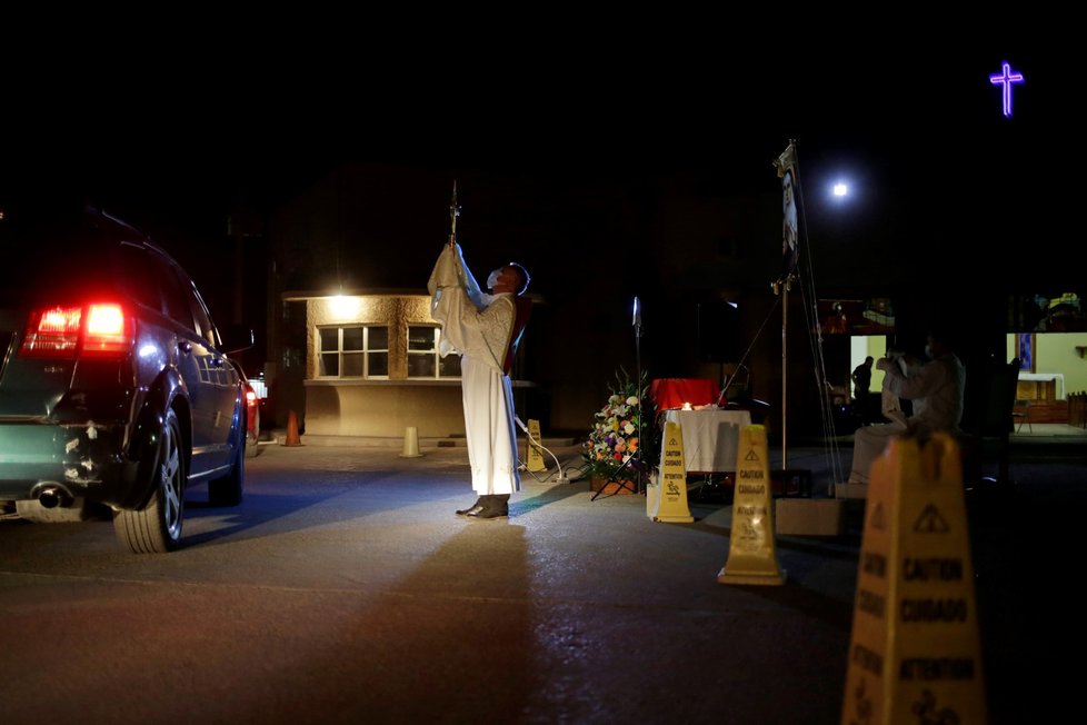 Velikonoční oslavy během pandemie koronaviru v Mexiku. Kněz žehná lidem v autech (11. 4. 2020)