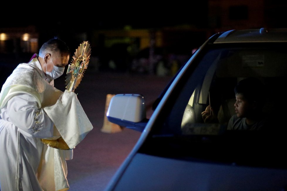 Velikonoční oslavy během pandemie koronaviru v Mexiku. Kněz žehná lidem v autech (11. 4. 2020)