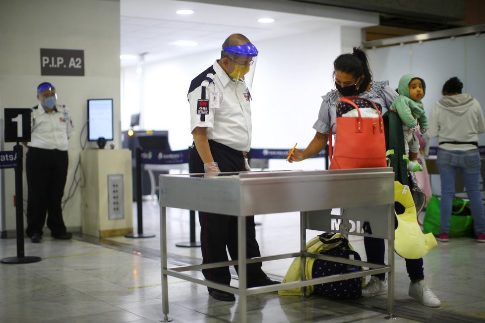 Cestování v době pandemie: Téměř prázdné letiště v Mexiko City a mimořádná hygienická opatření.