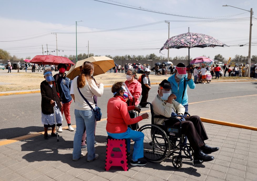 Fronta na očkování v Mexiku.