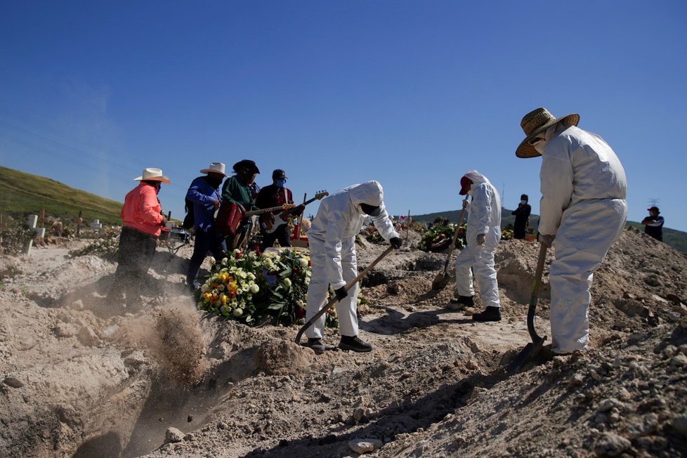 Pohřeb Jesuse Osorio Florese, který zemřel na covid-19, v Mexiku.