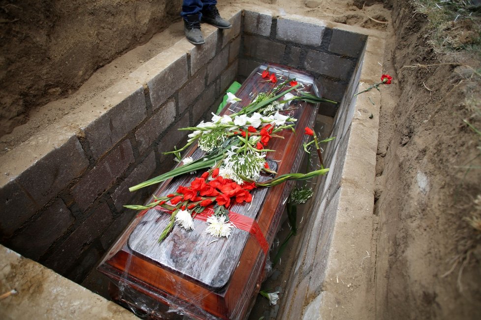 Pohřeb jedné z obětí koronaviru v Mexiku.