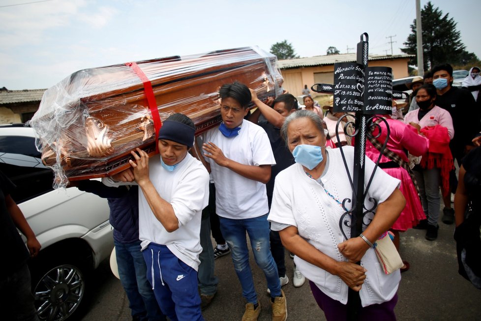 Pohřeb jedné z obětí koronaviru v Mexiku.