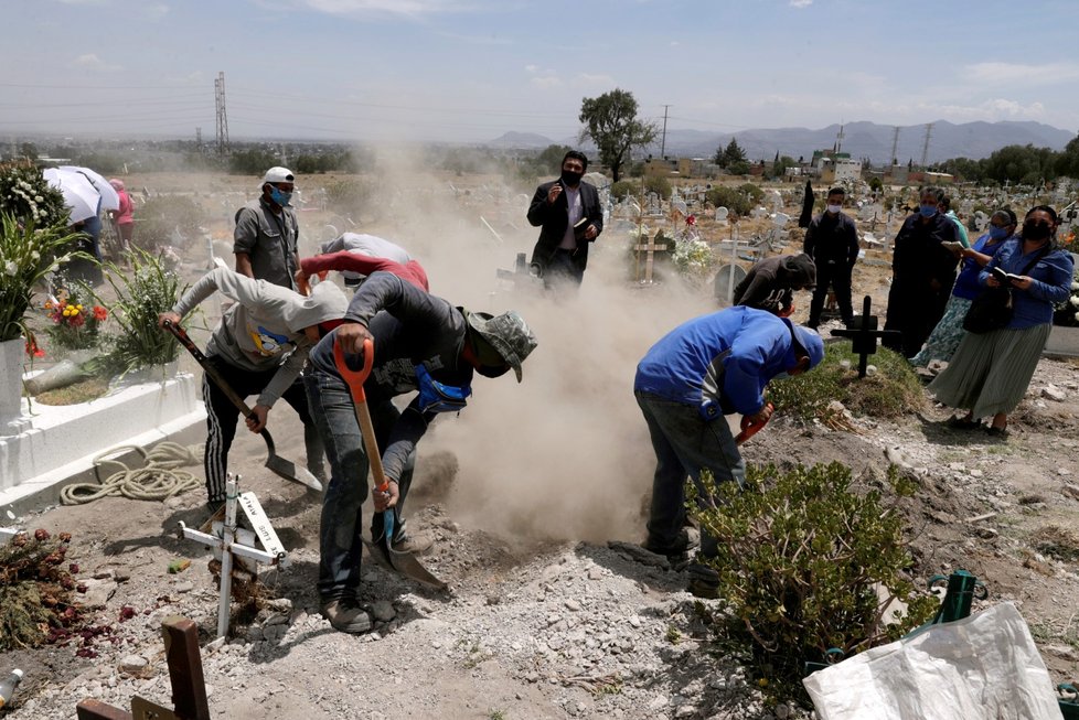 Pohřeb obětí koronaviru v Mexiku