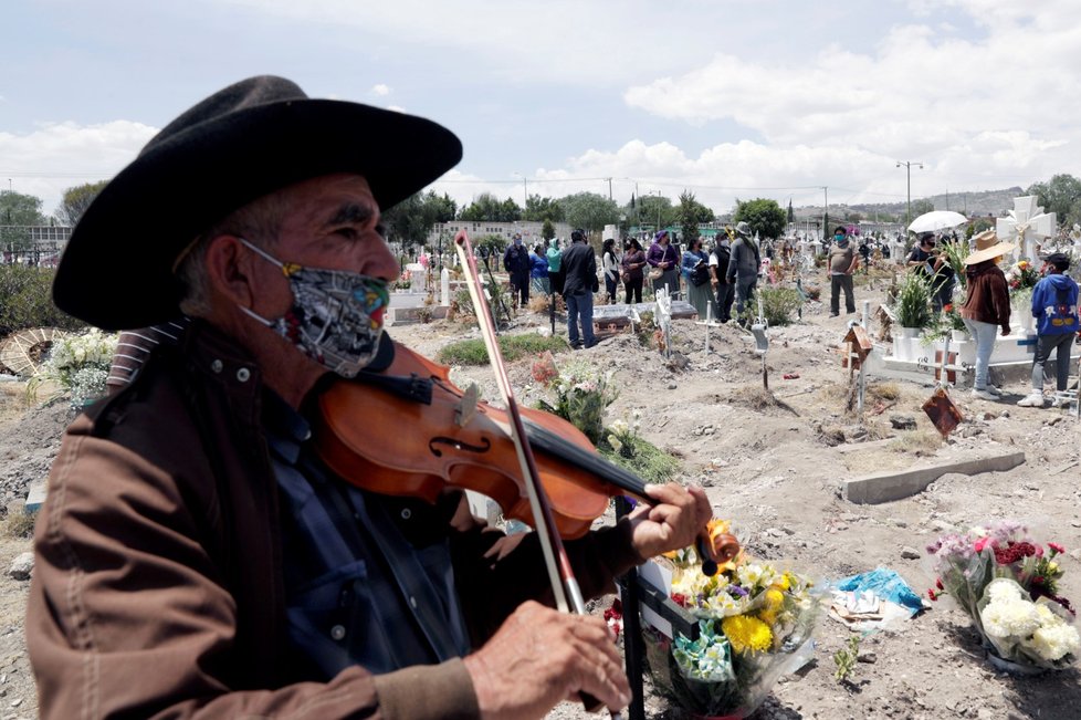 Pohřeb obětí koronaviru v Mexiku.
