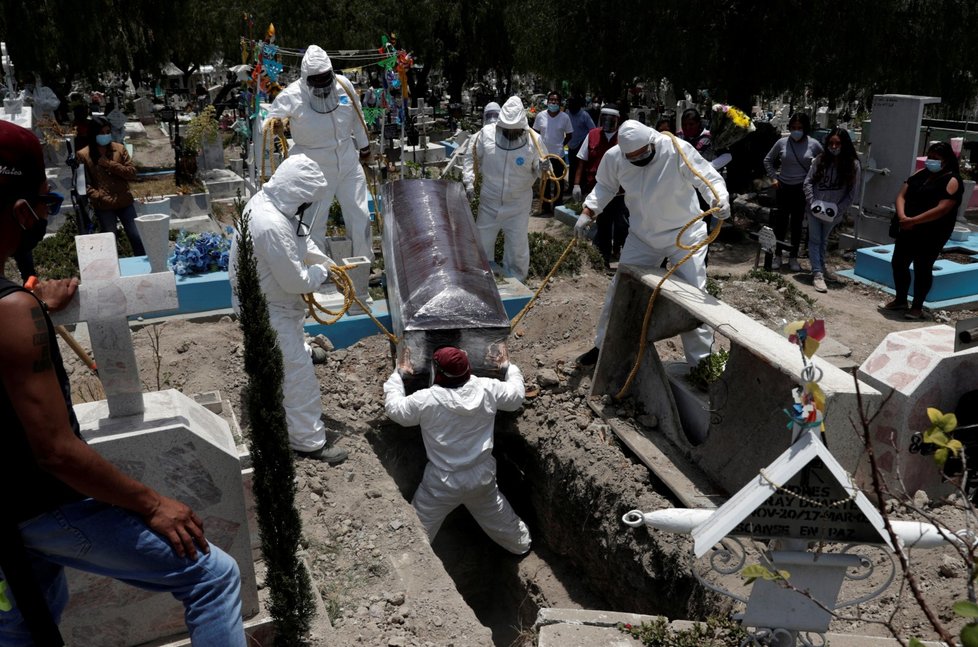 Pohřeb obětí koronaviru v Mexiku.