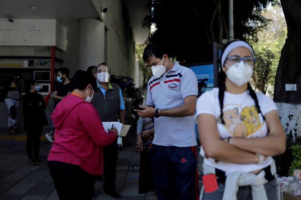 Koronavirus v Mexiku: Lidé čekající ve frontě na test